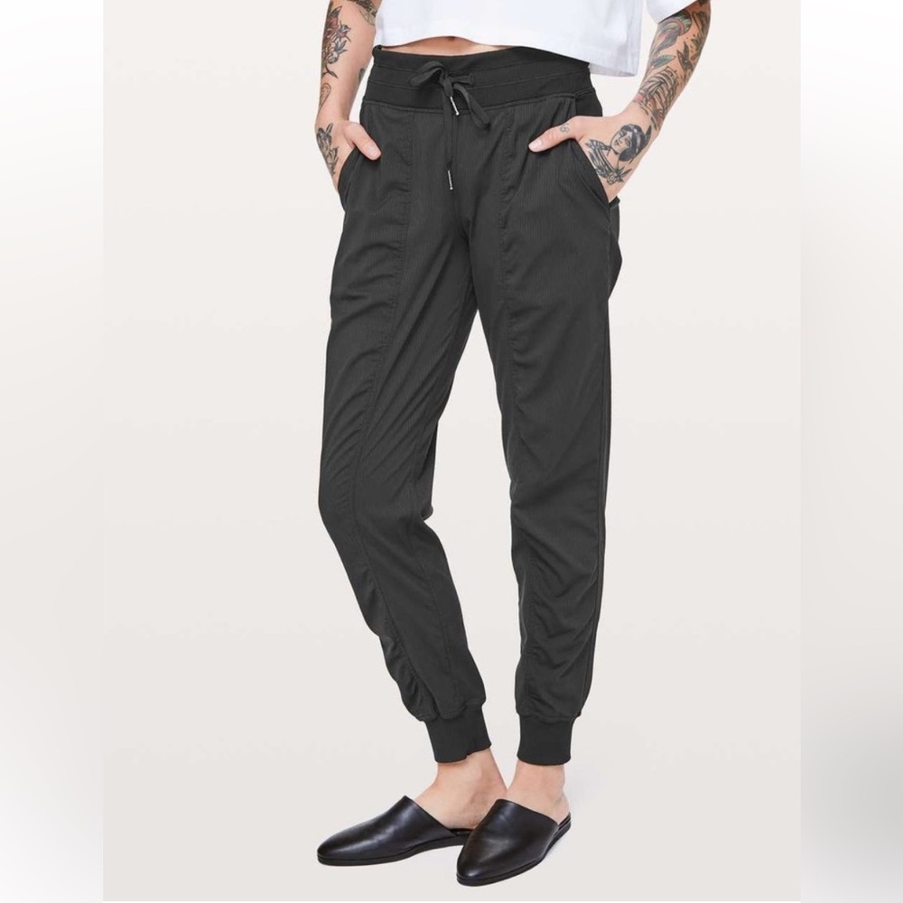 Lululemon Dance Studio Jogger Black 6 excellent
